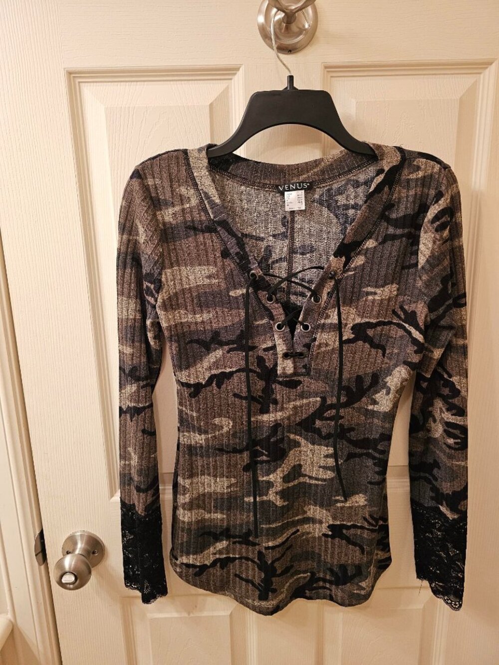 NWOT Venus Small Camo Long Sleeved Blouse w / Lace Cuffs